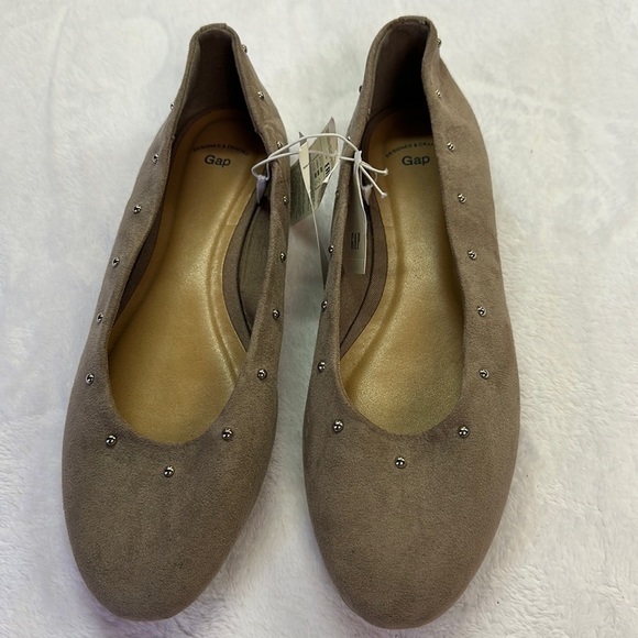 Gap Iced Taupe Modern Ballet Grommet Slip-on Flats Size 7 NWT - Picture 1 of 9